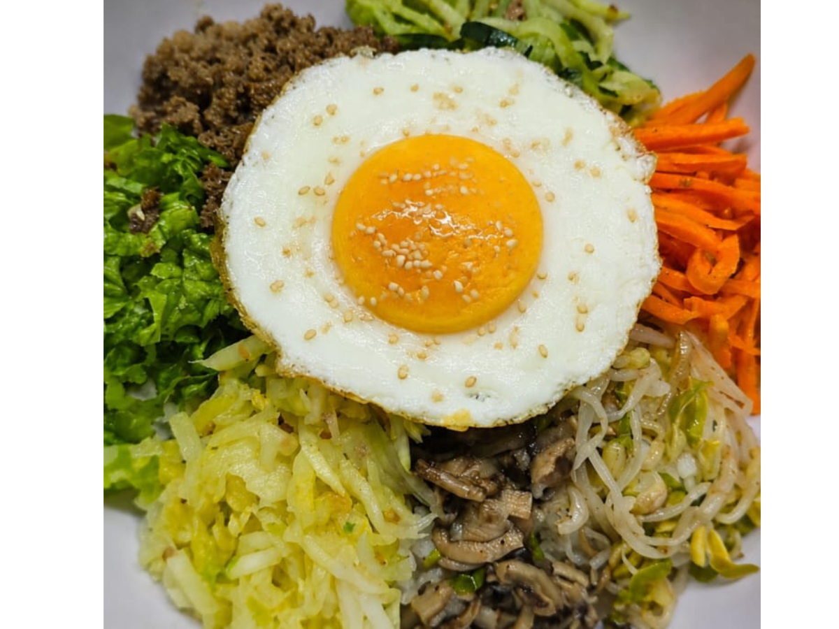 Bibimbap com gema cozida